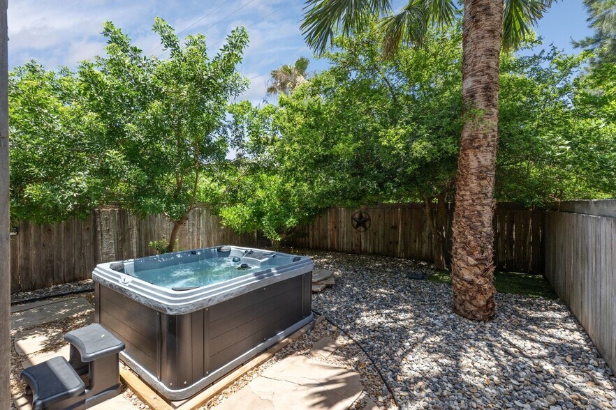 Building Photo - 1118 E Esperanza St