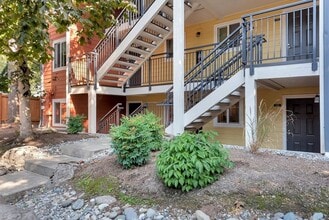 Building Photo - Cozy 2 bedroom 1 bath conveniently located...