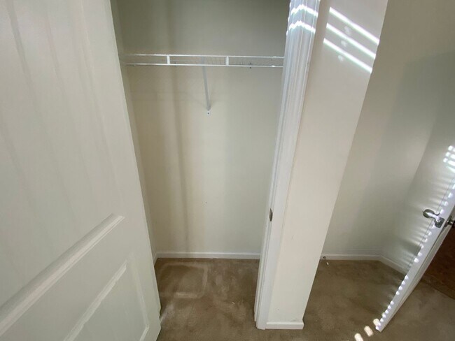 Building Photo - Room in 4 Bedroom Home at Bluegrove Rd