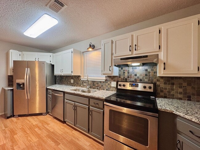Primary Photo - 4 Bedroom/ 2.5 Bathroom Home in Tanglewood...