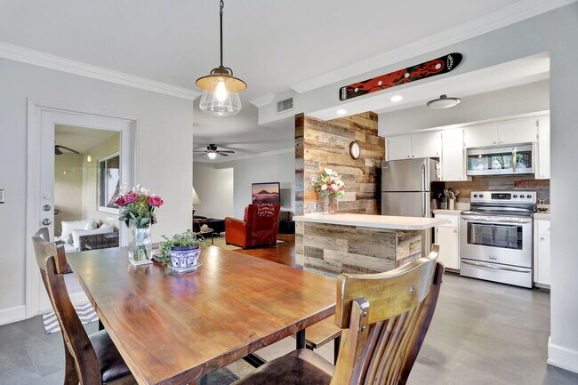 Building Photo - 2800 NE 28th St