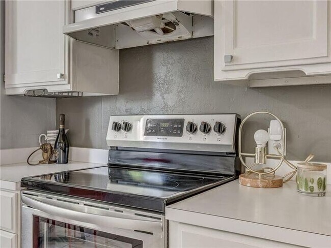 Building Photo - 3 Bed 1.5 Bath 2 Car Garage -Casady Hills ...