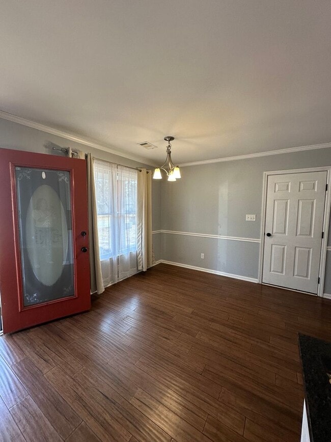 Building Photo - 3 Bedroom, 2 bathroom house on the Eastside, move-in ready