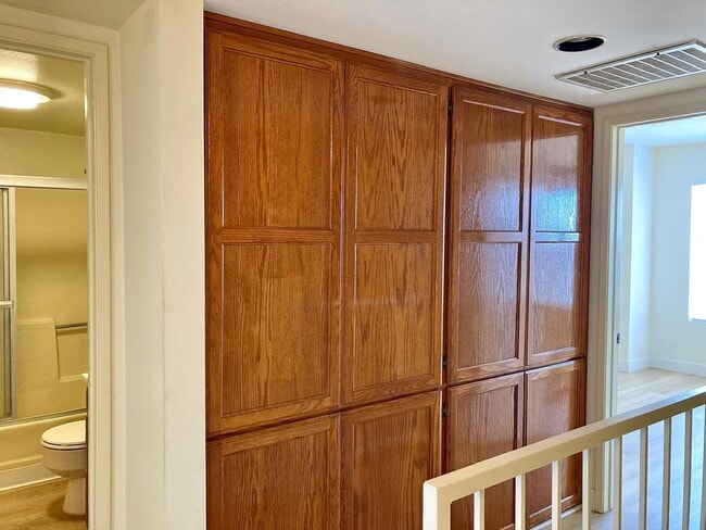 Building Photo - Charming 2 Bedroom 2 Bath townhouse with a balcony in La Crescenta.