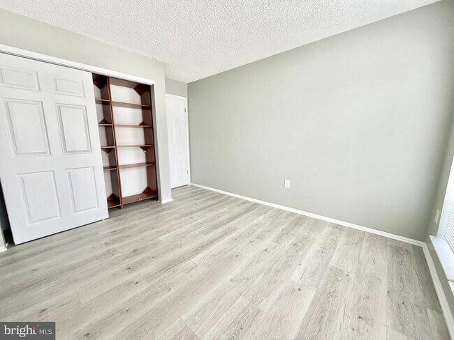 Building Photo - 44 Cheverny Ct