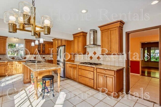 Building Photo - Great East Side Location
