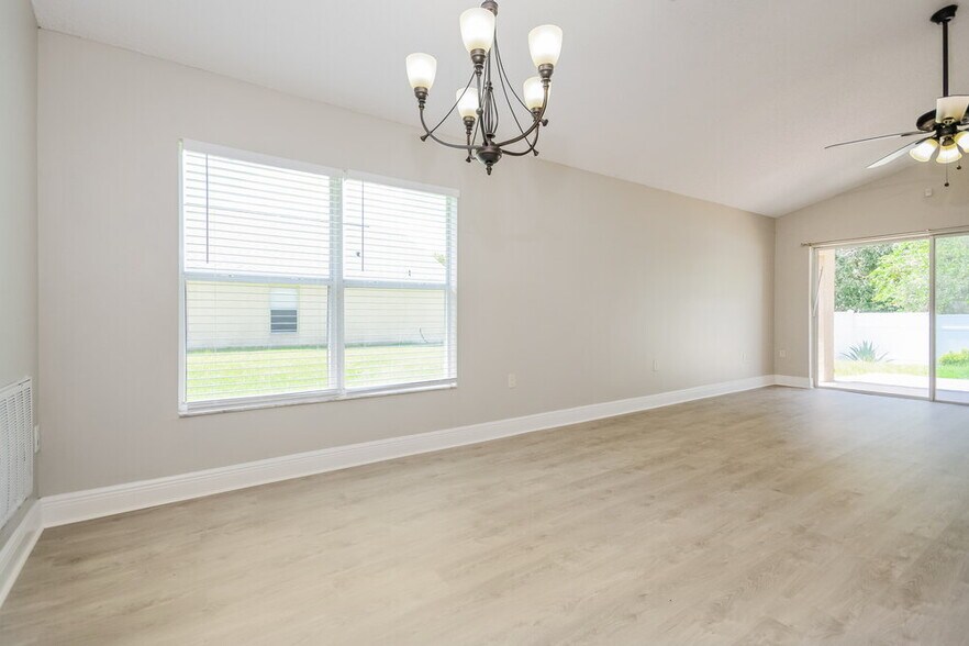 Building Photo - 1320 Creekview Ct