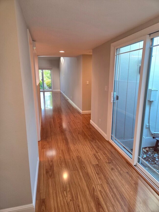 Building Photo - Spacious 3 bedroom 2 bath townhome for rent in Crow Canyon Country Club