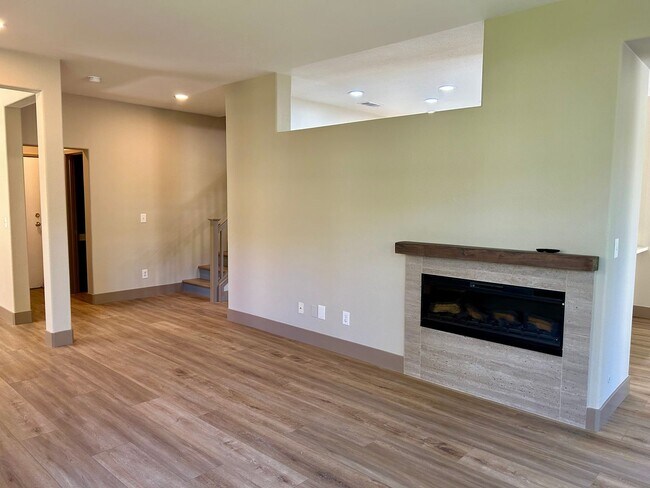 Building Photo - Remodeled and Comfortable Townhome