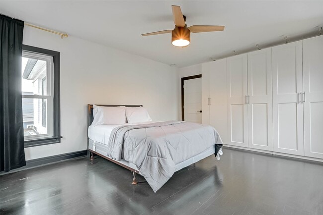 Building Photo - 3222 Oakdale St