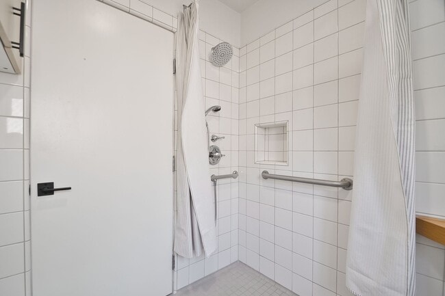 Building Photo - 4 Bedroom Home on Cul de Sac in Hermosa Beach