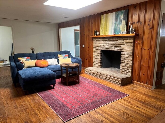 Primary Photo - 1003 W Bluebonnet Dr