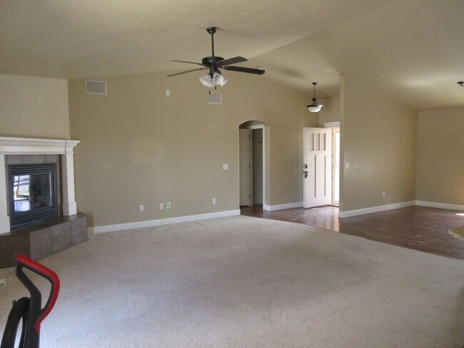 Building Photo - Move-In Bonus!!! 5 bedroom, 3 bath Single Family Home