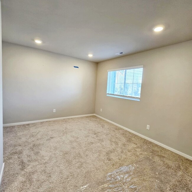 Building Photo - Immaculate and spacious 3 bed townhouse in convenient CK location