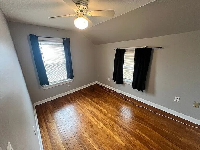 Building Photo - This charming, 2-bedroom single family can be yours to call home. Inside, you'll find a well-desi...
