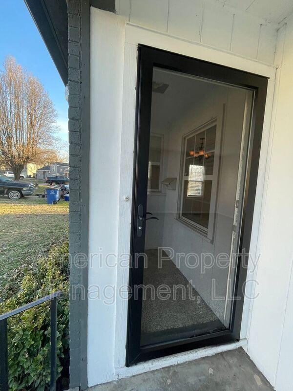 Building Photo - 714 S Marion Ave