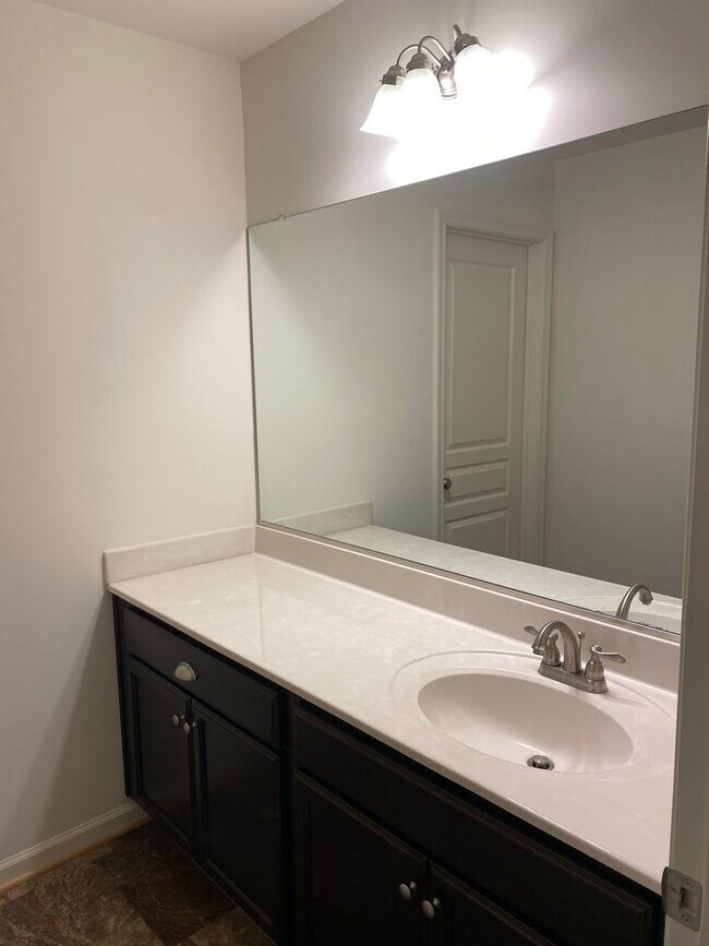 Building Photo - Welcome home to this beautiful 4-bedroom h...
