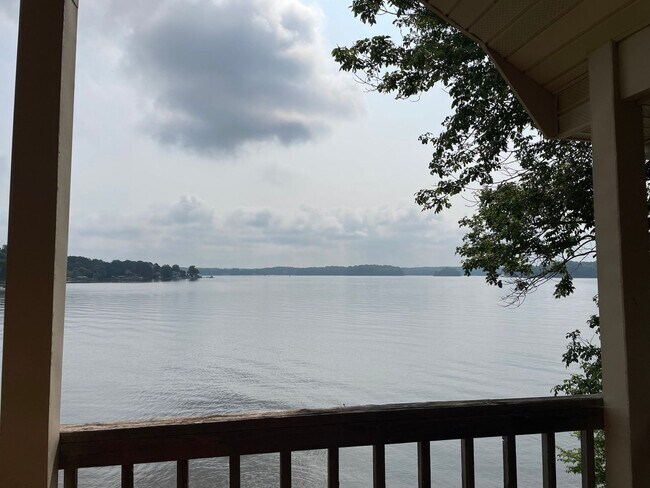 Building Photo - Three Bedroom Brick Ranch in Terrell with beach access to Lake Norman