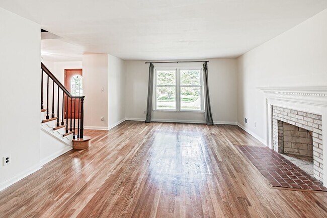 Building Photo - 2412 Manet Rd