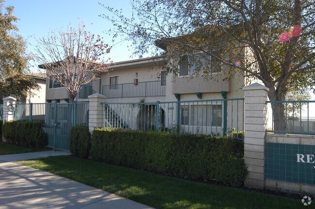 Primary Photo - 1069 W 2nd St