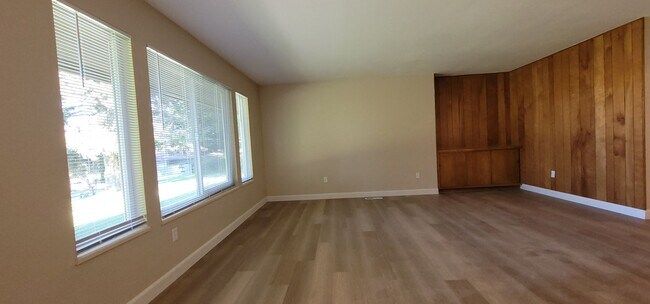 Building Photo - Beautiful 2 Bedroom / 2 Bath Bungalow Next to Hidden Valley Golf Club with Large Private Patio, N...