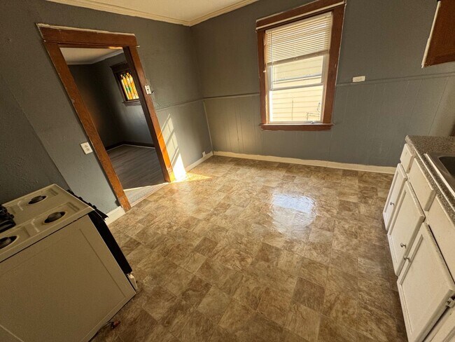 Building Photo - 2816 E 125th St