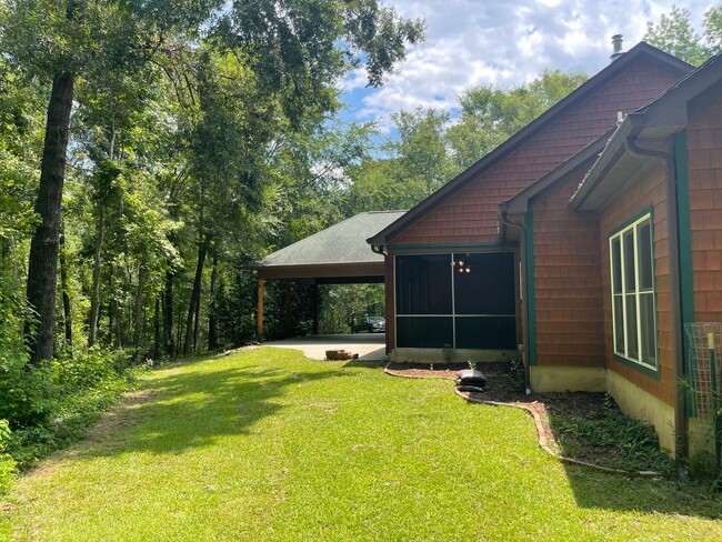 Building Photo - Charming 2 Bed, 2 Bath Custom Ranch on 5 P...