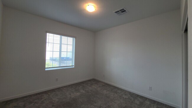 Building Photo - 3 Bedroom 2.5 Bath Townhouse