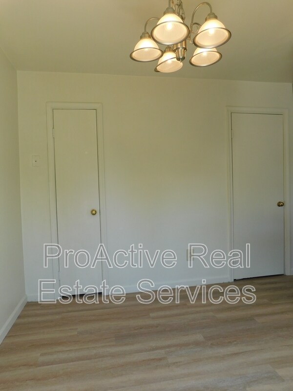 Building Photo - 215 Greenbrier Ave