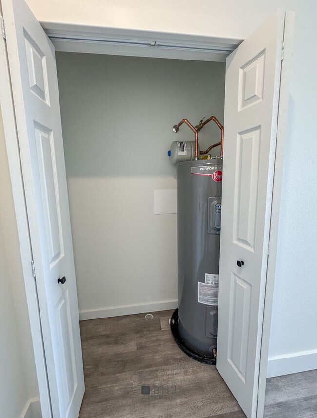 Building Photo - BRAND NEW Pet Friendly 2 bed/ 2 bath apartment!