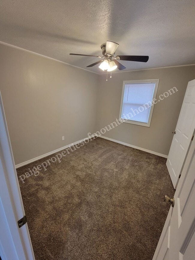 Building Photo - Town Park 3 bed 1 bath