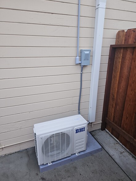 Air conditioner/heater - 1842 Lynwood Dr