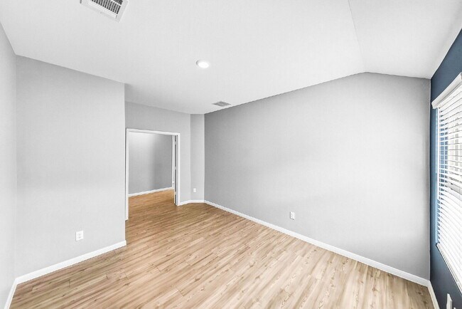 Building Photo - NO CARPET! Up to 1 Month Free Rent with 18-24 Month Lease! No Security Deposit Programs Available.