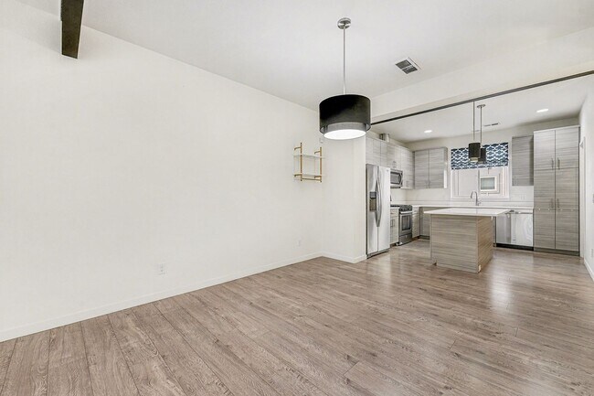 Building Photo - Modern-3 bedroom -3.5 bathroom Townhome in Santa Fe Art District