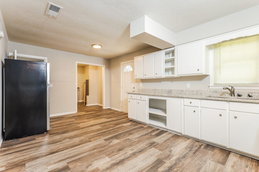 Building Photo - 5145 Burbank St