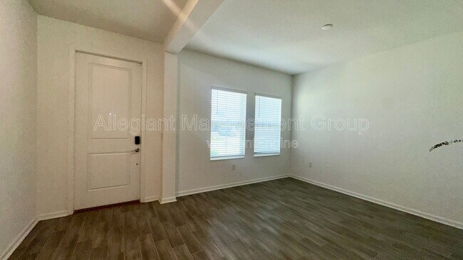 Building Photo - 6326 Lakepine St