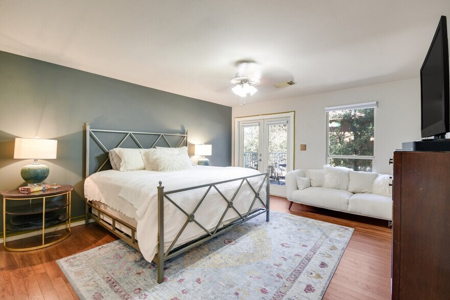 Building Photo - 21611 High Dr