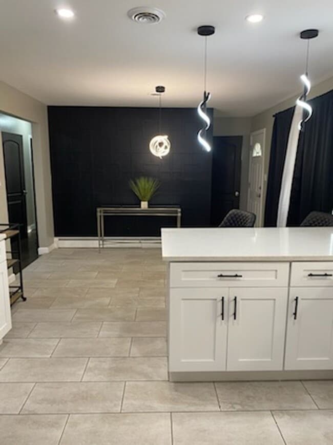 Building Photo - Beautifully Renovated, Modern 3 bedroom 2....