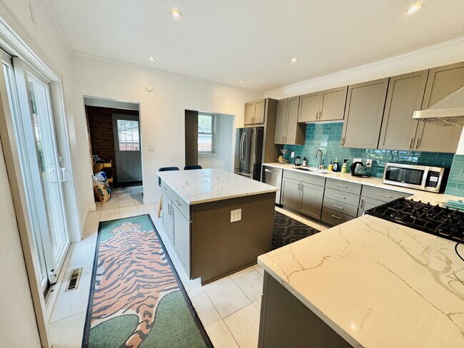 Building Photo - Charming 4-Bed Home with Granite Touches & Hardwood Elegance in Minneapolis!