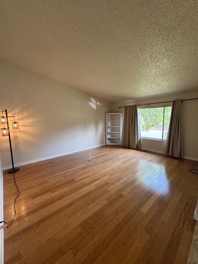 Building Photo - !!! MOVE IN SPECIAL - $500 OFF FIRST MONTH'S RENT!!!! 3 bedroom 2 bathroom Single Family Home wit...
