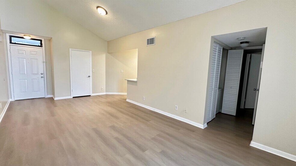 Building Photo - 215 Lake Pointe Dr
