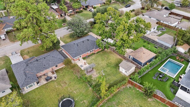 Building Photo - 2015 Woodcrest Dr