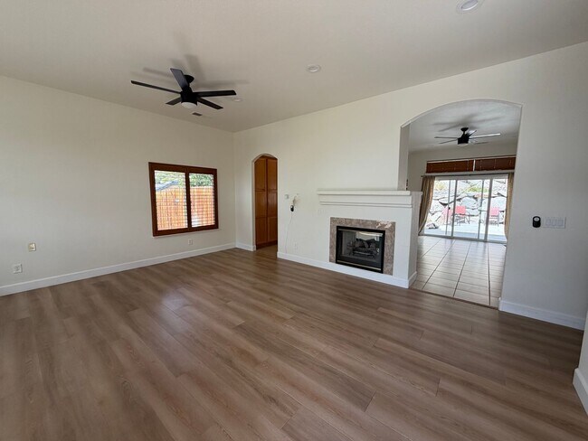 Building Photo - 1174 University Ridge Dr