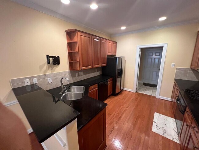 Building Photo - 1155 Enclave Square E