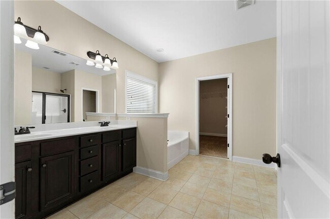 Building Photo - 10 Canterbury Walk