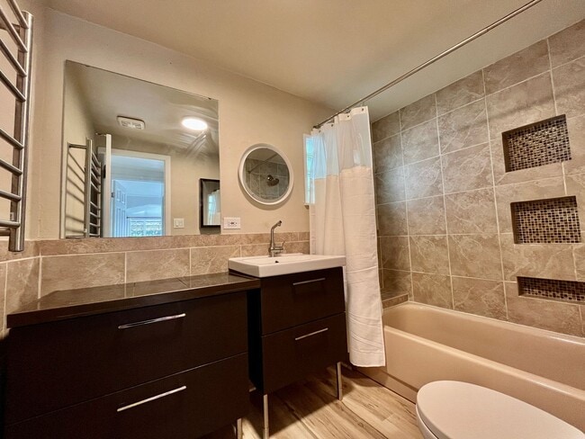 Building Photo - Updated 2 Bedroom Downtown Home!