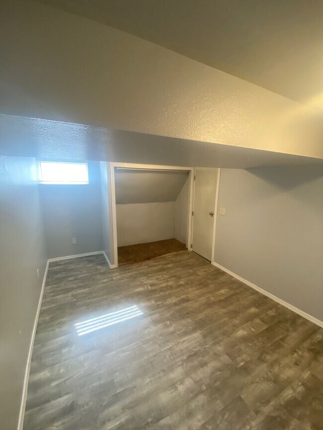 Building Photo - 5 bed 2.5 bath home
