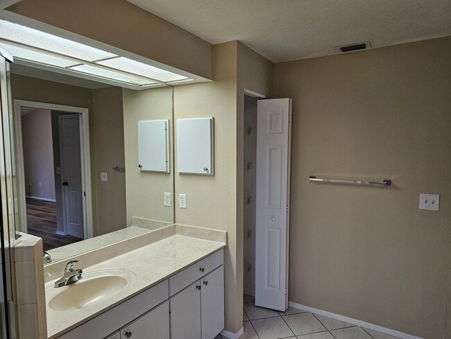 Building Photo - Move In Ready