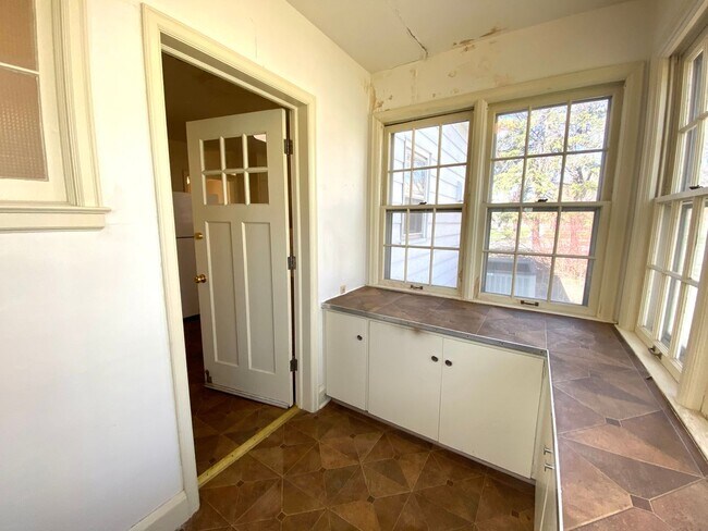 Building Photo - Stunning Historic 4 Bed Home Near NDSU