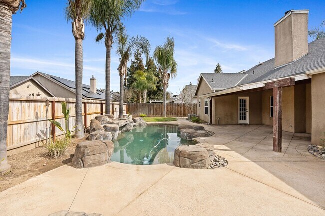 Building Photo - Gorgeous 3 bd. & 2 bath Home with a pool i...